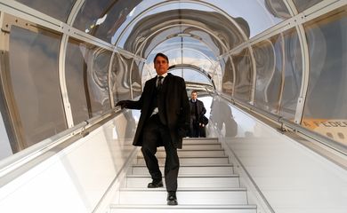   Presidente da República, Jair Bolsonaro, durante chegada à Suíça.

