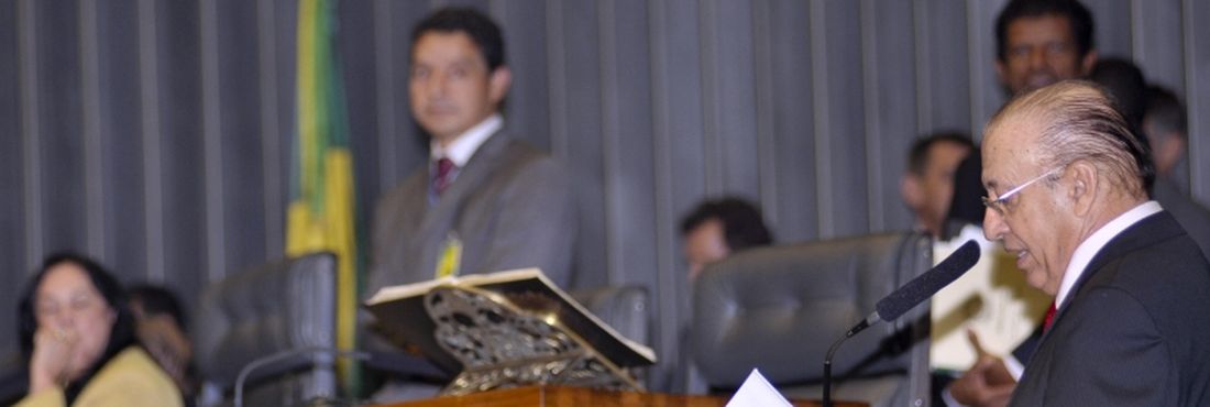 Relator do parecer final da LDO, senador Antonio Carlos Valadares (PSB-SE), discursa durante sessão conjunta que aprovou o projeto de lei