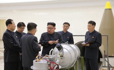 Foto divulgada pela agência estatal de notícias da Coreia do Norte, a KCNA, mostra Kim Jong-un supostamente inspecionando armas nucleares em um local não revelado (EFE/Direitos reservados) 