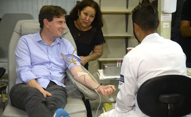 Rio de Janeiro - O novo prefeito do Rio, Marcelo Crivella, doa sangue durante visita ao Instituto Estadual de Hematologia  (Tânia Rêgo/Agência Brasil)