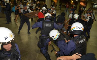 Estudantes e ativistas  entram em confronto com a Polícia Militar durante protesto contra o aumento das tarifas de ônibus e do Metrô na rodoviária do Plano Piloto; em Brasília  (Fabio Rodrigues Pozzebom/Agência Brasil)