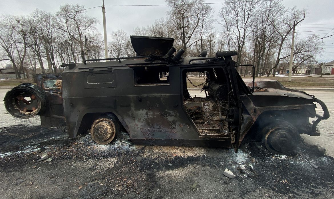 Veículo militar russo destruído na cidade ucraniana de Kharkiv