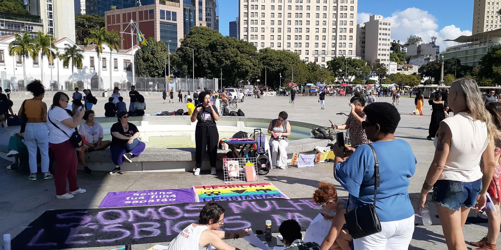 Manifestantes fazem ato contra lesbofobia no centro do Rio