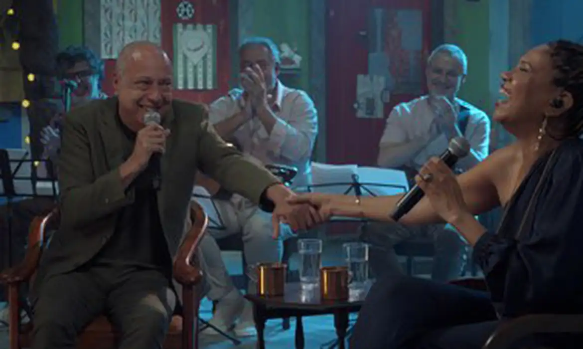 Rio de Janeiro (RJ) 22/08/2025 - Para festejar os 50 anos de trajetória do sambista Sombrinha, referência histórica no gênero, a apresentadora Teresa Cristina recebe o cantor e compositor para um papo repleto de boas histórias e músicas autorais na edição inédita do programa Samba na Gamboa deste domingo (24), às 13h, na TV Brasil. Foto: TV Brasil