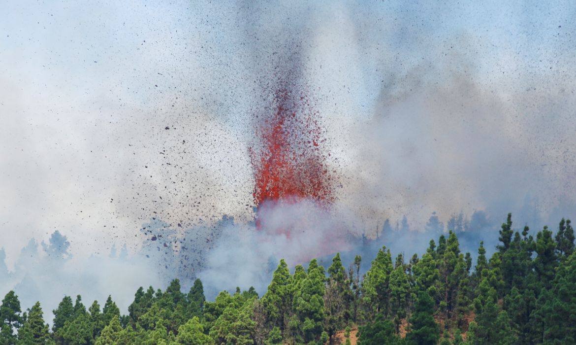 Lava e fumaça emergem após erupção de vulcão na Espanha