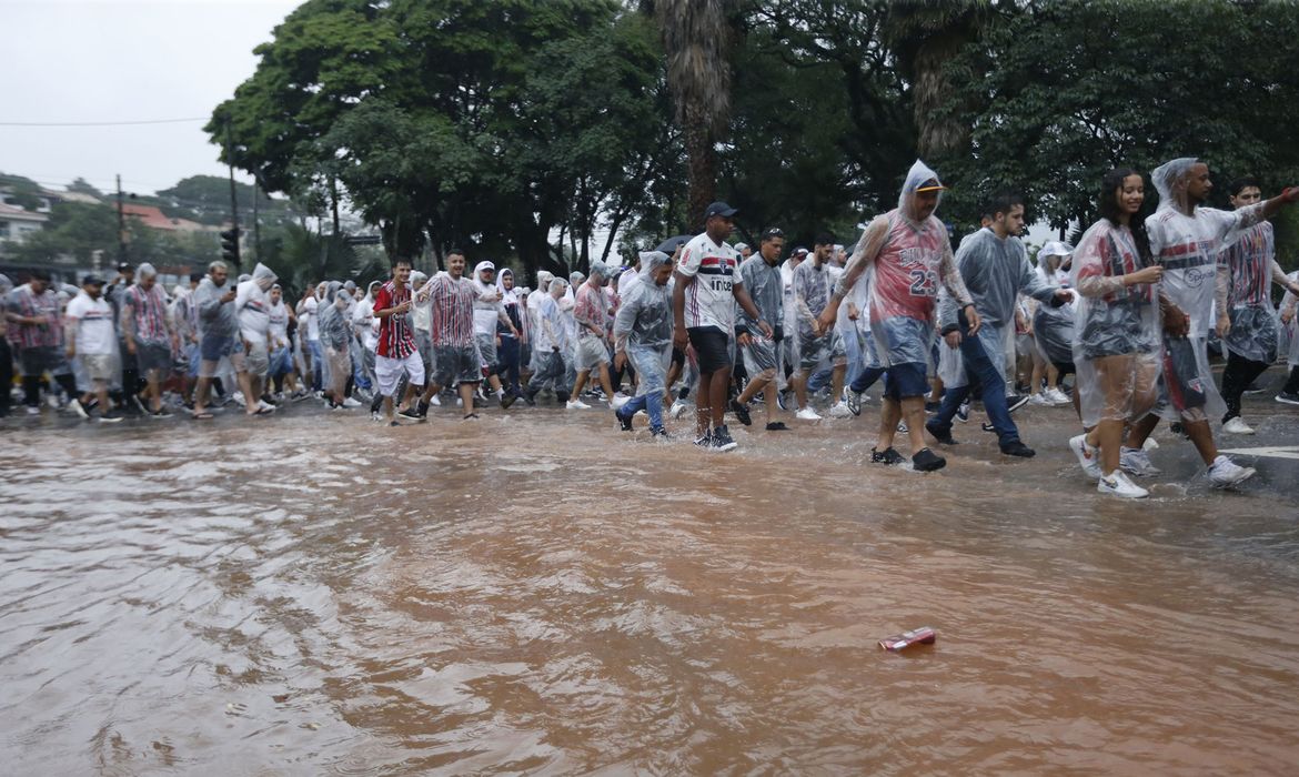 São Paulo (SP), 26/01/2025 - Forte chuva causa alagamento na entrada do estádio do MorumBIS.  Foto Paulo Pinto/Agencia Brasil