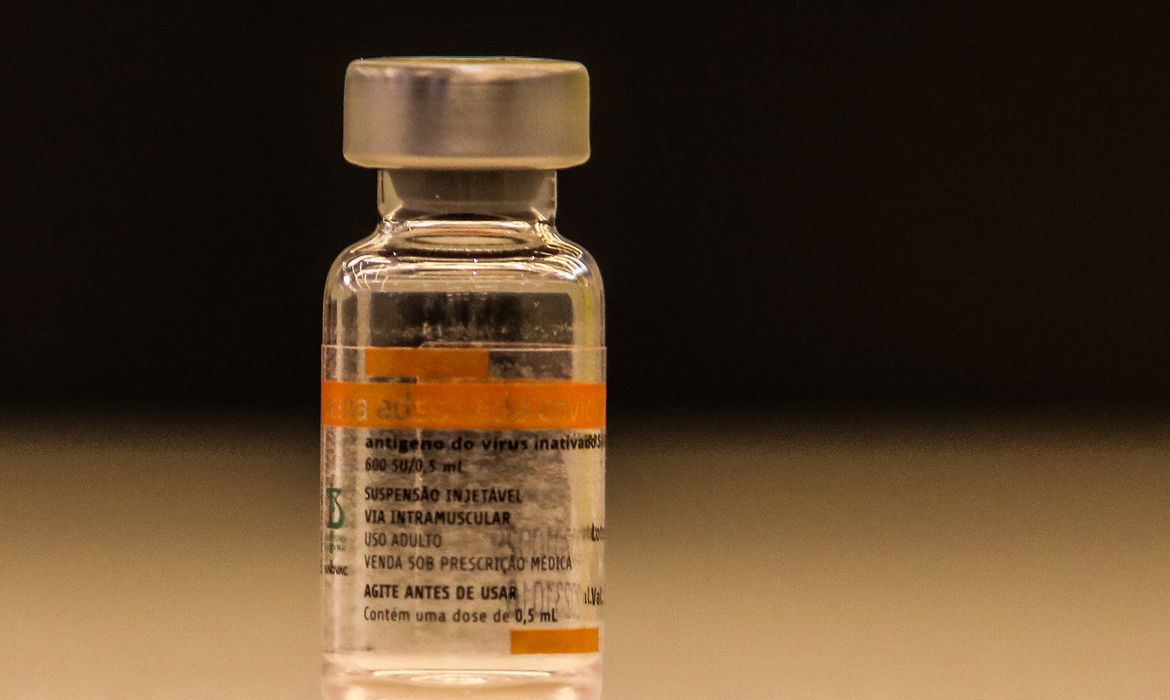 Vacina CoronaVac é eficaz contra 6 variantes do coronavírus, diz estudo chinês