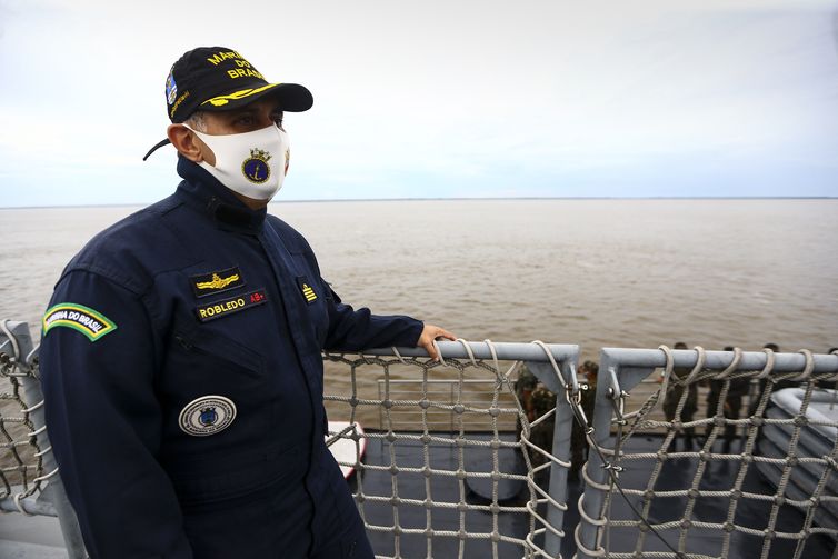 O comandante Robledo, durante missão no Navio Auxiliar Pará.