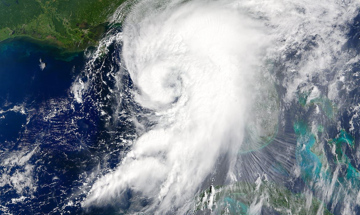 Imagem divulgada pela Nasa mostra o furacão Hermine se aproximando da costa oeste da Flórida 