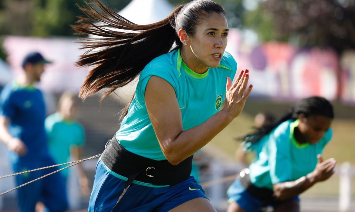 Antônia, lateral-direita, durante primeiro treino da seleção feminina em Bordeaux, antes da estreia nos Jogos de Paris - em 19/07/2024