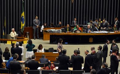 Brasília - O plenário da Câmara dos Deputados está em sessão a mais de 30 horas para discutir o impeachment da presidenta Dilma (Antonio Cruz/Agência Brasil)