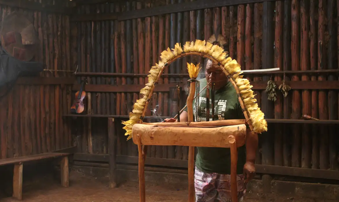 São Paulo (SP), 15/01/2024 - Natalicio Karai, uma das lideranças da terra indígena Tekoa Pyau, faz ritual na casa de reza da aldeia, no Jaraguá. Foto: Rovena Rosa/Agência Brasil