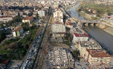 Vista aérea mostra devastação deixada por terremoto em Hatay, na Turquia