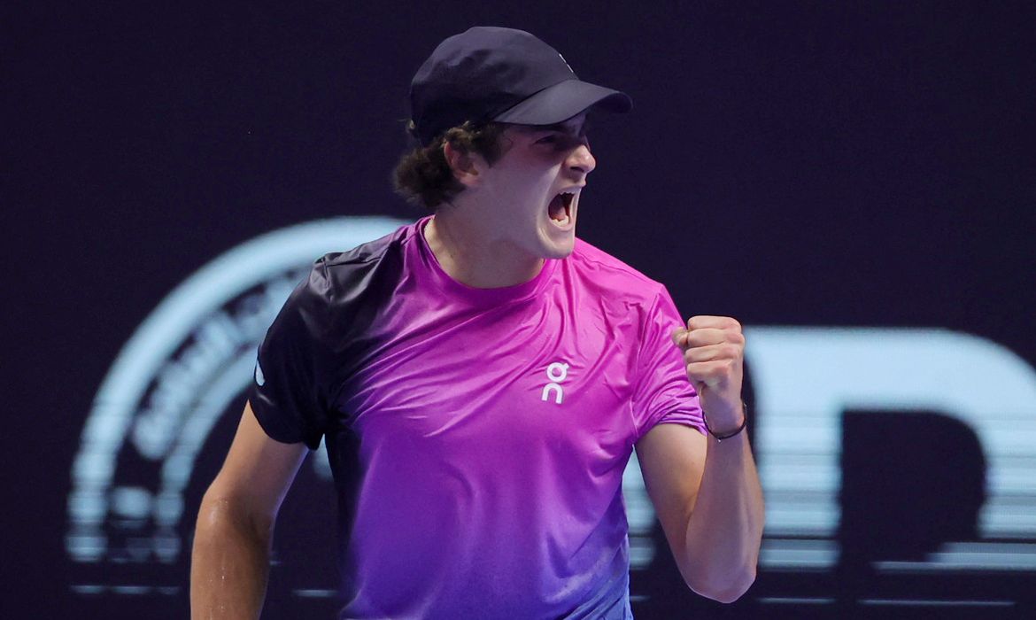 Reuters/Stringer/Proibida reprodução Tennis - Next Gen ATP Finals - King Abdullah Sports City, Jeddah, Saudi Arabia - December 22, 2024 Brazil's Joao Fonseca reacts during the final match against Learner Tien of the U.S. REUTERS/Stringer