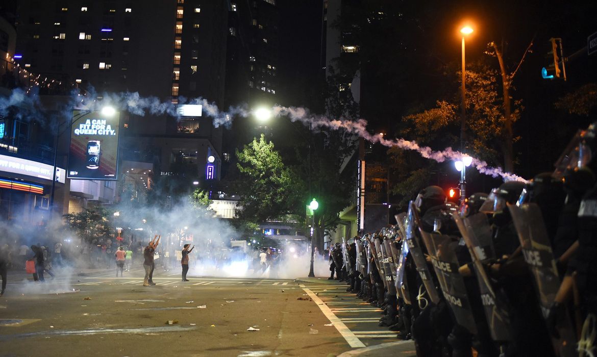 Policiais lançam gás lacrimogênio para dispersar manifestantes durante protestos em Charlotte, na Carolina do Norte