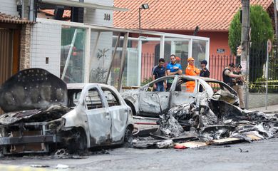 Avião cai sobre carros em rua de Belo Horizonte, em Minas Gerais