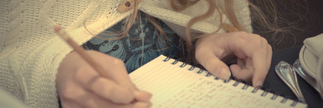 Menina escrevendo
