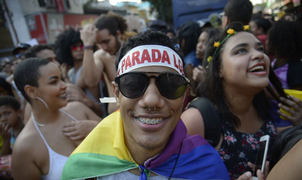 Milhares de pessoas participam da 18ª edição da Parada LGBTI de Madureira, na zona norte do Rio de Janeiro. 