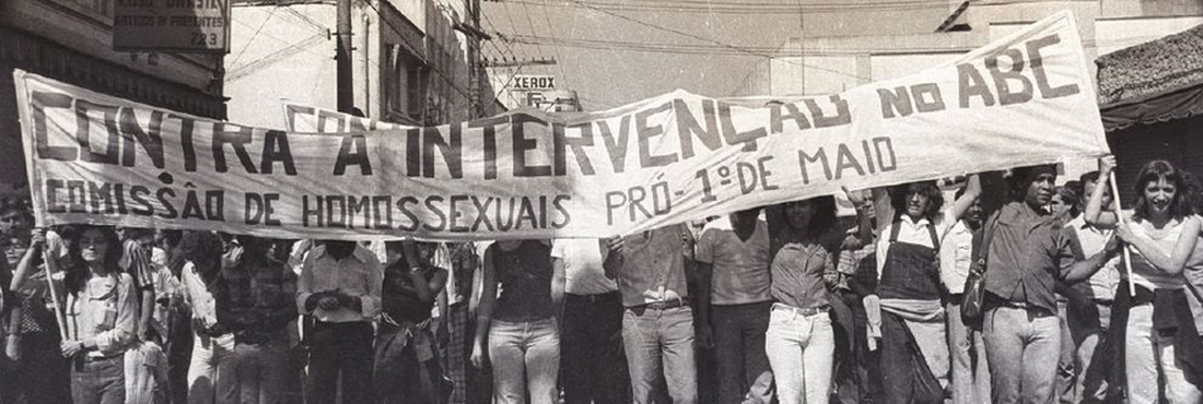 Foto de passeata homossexual em 1º de maio de 1980.