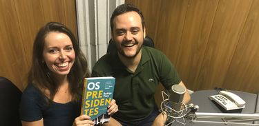 Apresentadora Isabela Azevedo entrevista o jornalista Rodrigo Vizeu, autor do livro &quot;Os Presidentes&quot;