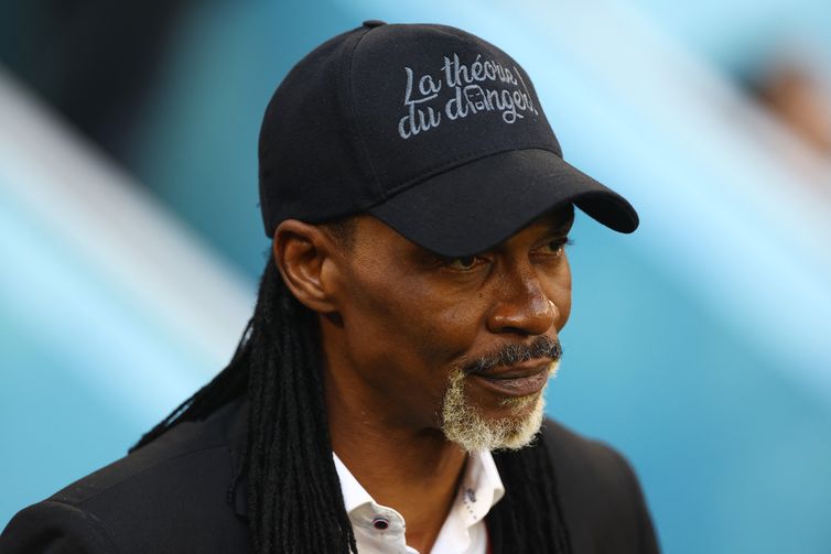 Técnico da seleção de Camarões, Rigobert Song, durante partida contra a Suíça pela Copa do Mundo do Catar