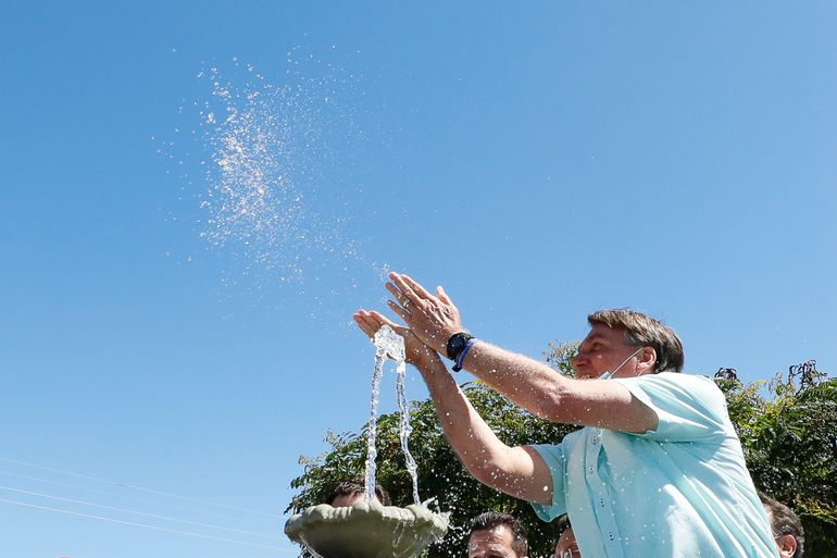 Presidente da República, Jair Bolsonaro, aciona a fonte conectada ao sistema integrado de abastecimento de água de Campo Alegre de Lourdes.
