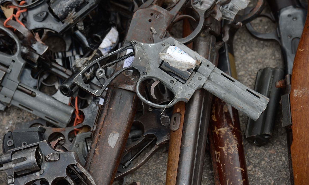 Rio de Janeiro - A Polícia Federal, em parceria com o Exército, destrói cerca de 4 mil armas recolhidas nos últimos dois anos (Tânia Rêgo/Agência Brasil)
