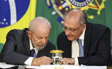 Brasília (DF), 17/09/2024 - O presidente Luiz Inácio Lula da Silva e o vice-presidente, Geraldo Alckmin, participam da assinatura de convênio entre o Sebrae e a Agência Brasileira de Promoção de Exportações e Investimentos (ApexBrasil), no Palácio do Planalto. Foto: Marcelo Camargo/Agência Brasil