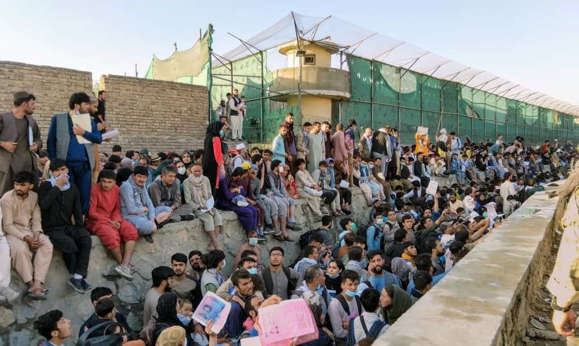Multidão aguarda do lado de fora do aeroporto em Cabul