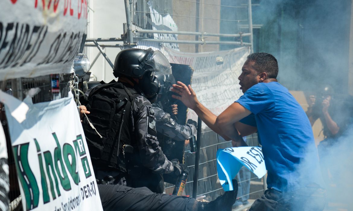 Rio de Janeiro - Confronto em frente à sede da Alerj, durante protesto de servidores do Rio contra a votação do pacote de ajuste fiscal do governo do estado (Tomaz Silva/Agência Brasil)