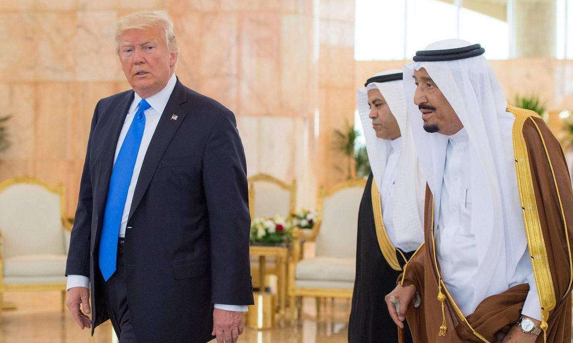 Trump desembarca na Árábia Saudita em sua primeira viagem internacional