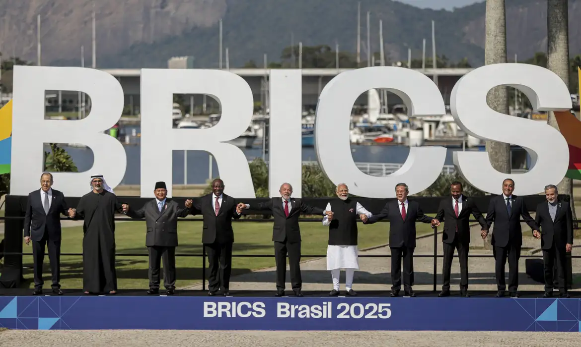 Rio de Janeiro (RJ), 06/07/2025 - Foto ofical do Brics com seus membros.
Da esquerda para direita:
Minister Sergei Lavrov (Rússia),
Khaled bin Mohamed Al Nahyan (Emirados),
Prabowo Subianto (Indonésia)
Cyril Ramaphosa (África do sul)
Luiz Inácio Lula da Silva (Brasil)
Primeiro ministro, Narendra Modi  (Índia)
 Premier Li Qiang (China)
Abiy Ahmed (Etiópia)
Mostafa Madbouly (Egito)
 Abbas Araghchi (Irã)
Foto: Joédson Alves/Agência Brasil