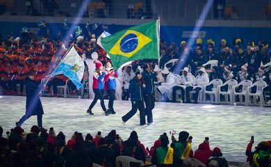  Alice Padilha e André Luiz Silva foram os porta-bandeiras na cerimônia de abertura, os Jogos de Inverno da Juventude Gangwon 2024 