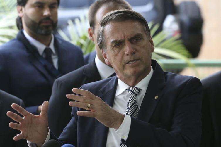 O presidente eleito Jair Bolsonaro fala à imprensa no Centro de Cultura Banco do Brasil (CCBB), sede do governo de transição, em Brasília.