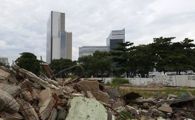 Rio de Janeiro - Escombros da Vila Autódromo e o Parque Olímpico no fundo (Akemi Nitahara/Agência Brasil)