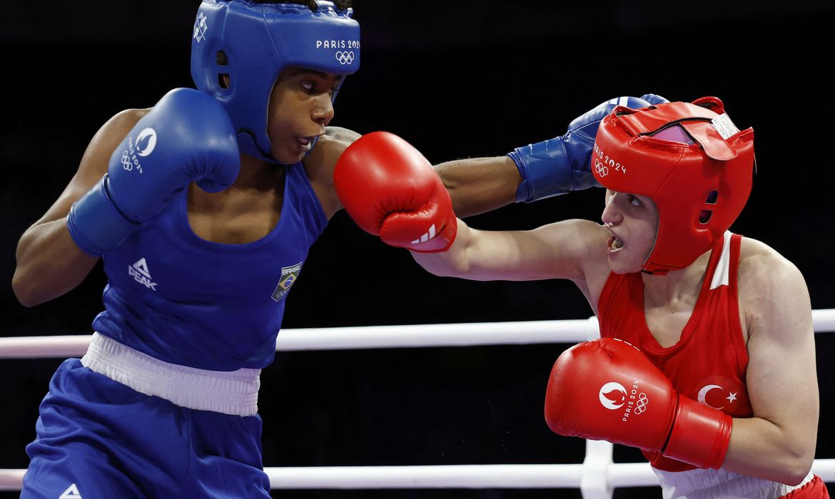 Paris 2024 Olympics - Boxing - Women's 57kg - Quarterfinal - North Paris Arena, Villepinte, France - August 04, 2024. Jucielen Cerqueira Romeu of Brazil in action against Esra Yildiz Kahraman of Turkey. Reuters/Peter Cziborra/Proibida reprodução