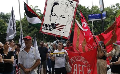 Rio de Janeiro (RJ) 20/02/2024 – Manifestantes pedem a liberdade de Julian Assange, fundador do Wikileaks, enquanto a Justiça de Londres examina novo recurso contra sua extradição para os Estados Unidos. Foto: Fernando Frazão/Agência Brasil