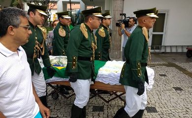 Corpo do músico Belchior foi sepultado em Fortaleza