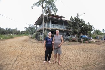 Cruzeiro do sul (RS), 27/04/2025 - O casal, Rosane Maria Lenhard (66 anos) e José Cláudio Lenhard (71 anos), falam com agência Brasil, na frente de sua casa bairro passo de estrela, onde todas casas foram destruídas pela enchente de abril 2024.
A um ano o estado foi atingido por temporais que afetou mais de 400 municípios gaúchos, tiveram bairros inteiros alagados. A maior tragédia climática da história, deixou pelo menos 147 mortos e afetou mais de 2,1 milhões de pessoas.
Foto: Joédson Alves/Agência Brasil