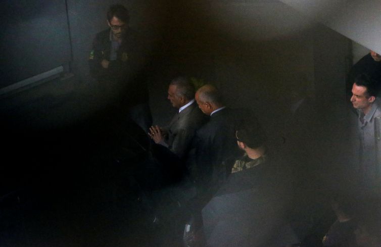 O ex-presidente Michel Temer foi preso preventivamente, em São Paulo. A Polícia Federal (PF) levou Temer para o Aeroporto Internacional de Guarulhos, de onde segue para o Rio de Janeiro. 